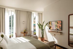 波托菲诺Splendido Mare, A Belmond Hotel, Portofino的卧室设有白色的床和大窗户
