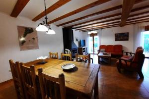 CA JOAN a VILLORES, Els Ports (País Valencià)的用餐室和带木桌的客厅