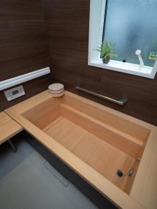 镰仓市Kamakura International House Double Room w Shower Toilette - Vacation STAY 11408的带窗户的浴室内的木制浴缸