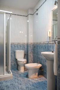 加的斯Hostal Colón的浴室配有卫生间、坐浴盆和盥洗盆。