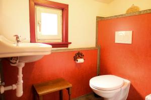 巴特萨克萨vakantiehuis Julia的浴室配有白色卫生间和盥洗盆。