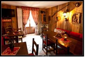 喇沙Baita La Jolie Bergere的用餐室设有木墙和桌椅