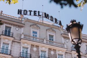 马德里Hotel Mora by MIJ的建筑顶部的酒店标志