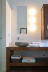 隆达阿里达酒店的一间带水槽和镜子的浴室