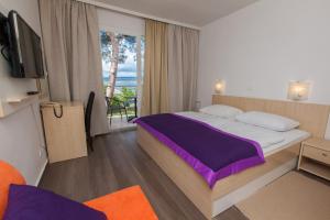 塞尔瑟斯拉温酒店的酒店客房设有一张床和一个阳台。