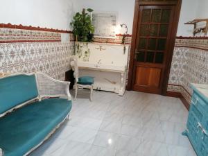 卡拉蒙特Alojamientos Turísticos Centro de Extremadura的客房设有一张床、一张桌子和一把椅子。