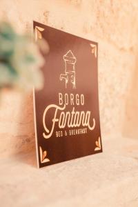巴里Borgo Fontana B&B的墙上的巴洛克幻想标志