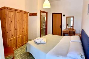 伊斯基亚Villa Egidio的一间卧室配有一张大床和毛巾