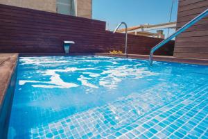 塞维利亚Holiday Rentals Tempa Museo的大楼内的一个蓝色海水游泳池