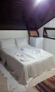 巴拉奈里奥-坎布里乌Pousada OceAnas Frente Mar Estaleiro的紫色天花板的客房内的一张白色床