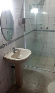 巴拉奈里奥-坎布里乌Pousada OceAnas Frente Mar Estaleiro的浴室配有盥洗盆和带镜子的淋浴