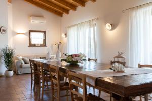 NimisAgriturismo Bressani的厨房以及带木桌和椅子的用餐室。