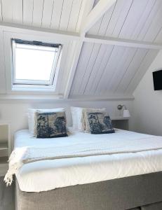 滨海卡特韦克Beach House For You - Luxe verblijf, 5 min van het strand的一间卧室设有一张大床和窗户