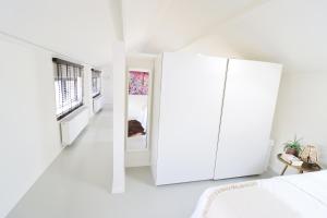 隆德泽尔Louis Henry Loft的白色卧室设有白色大衣柜和1张床