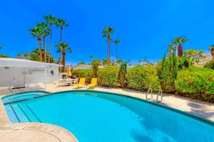 棕榈泉Shooting Star Permit# 3210的一个带椅子的游泳池,棕榈树
