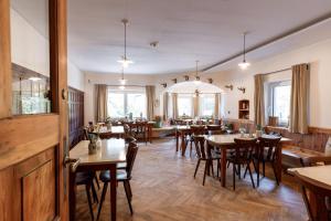 基弗斯费尔登Bergwirt Hotel & Gasthof的一间在房间内配有桌椅的餐厅