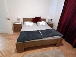 泽拜盖尼Vendégház a Kerekhegyi Pagonyhoz的一间卧室配有一张带2个床头柜的大床