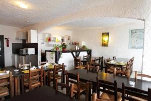 卢恰纳科里布里酒店的一间带桌椅的用餐室和一间厨房