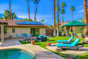 The Bev Palm Springs Permit# 3591内部或周边的泳池