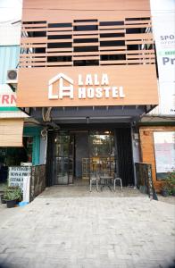 班达亚齐Lala Hostel的一座带标志的建筑,上面写着旅馆