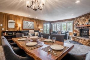 老猛犸湖Mountainback 15的一间带桌子和壁炉的用餐室