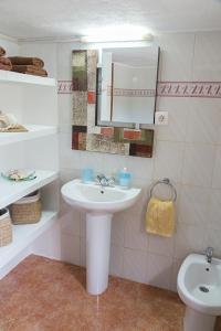 卡拉索纳Estudio Cala Saona的白色的浴室设有水槽和卫生间。