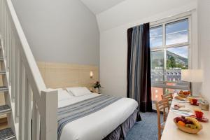 卢尔德阿尔巴酒店的酒店客房设有床和窗户。