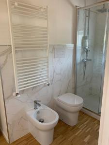 拉波拉La Casa del Dottore的浴室配有卫生间、淋浴和盥洗盆。