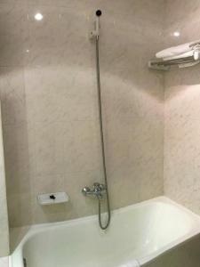 卡尼略洛克德卡斯特尔酒店的带浴缸和淋浴设施的浴室