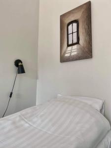 科尔波Hjalmar’s Hotel的卧室配有一张床铺,墙上设有窗户