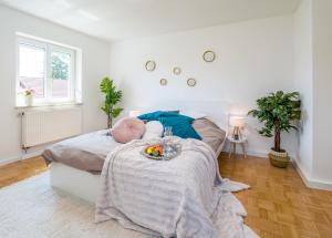 弗赖拉辛EG Links-Wunderschöne 70m große 2-Zimmer City Wohnung nähe Salzburg的一间卧室配有一张床,上面有水果盘