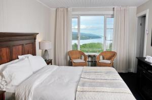 拉马巴耶奥伯格德斯法拉赛斯酒店的一间卧室设有一张床和一个大窗户