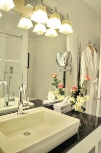 奥伯格德斯法拉赛斯酒店的一间浴室