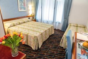 莱里奇圣托雷索酒店的酒店客房带两张床和花瓶