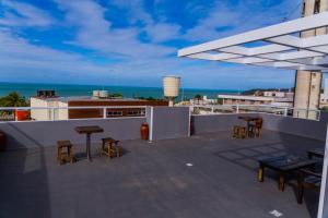 纳塔尔Economy Hotel的一个带椅子的海景屋顶露台