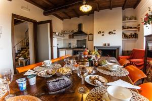 巴尼奥雷焦德尔普拉托住宿加早餐旅馆的一张木桌,上面放着食物和酒杯