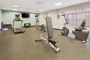 拉哥拉哥智选假日套房酒店 - 克利尔沃特的一间健身房,里面设有数个健身器材