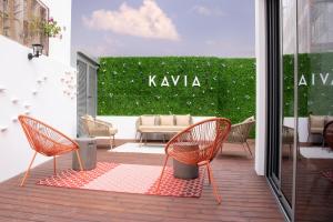 卡斯卡伊斯Kavia Hotel do Largo的庭院设有桌椅和绿色树 ⁇ 