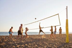 TaldyAidar Yurt Camp的一群人在沙滩上打排球