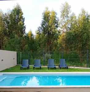 蓬德利马Casa dos Matos的游泳池旁的四把蓝色椅子
