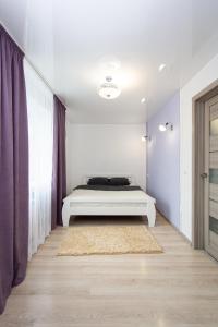 捷尔诺波尔Центр. Вулиця Руська. 2 кімнати的一间白色卧室,配有床和地毯