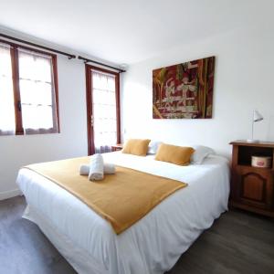 圣莱奥纳尔Chalet les falaises的一间卧室配有一张大白色床和两个枕头