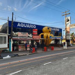 瓜鲁雅Apartamento Guaruja Enseada 2 Quadra da Praia Atrás do Aquario的商店前的一个黄色泰迪熊大标志