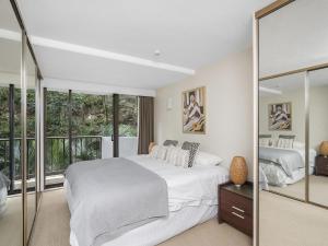 黄金海岸The Rocks Resort Unit 3D的一间卧室设有一张大床和一个大窗户
