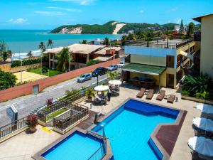 纳塔尔Rede Andrade Comfort的享有酒店空中景致,设有游泳池和海洋