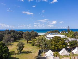 卡巴雷塔海滩The Hideaway Cabarita Beach的享有海滩和帐篷的空中景致