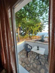 KoumeikaBeautiful house located on a hill in Samos Island, 400 m from an organized beach的海景天井上的桌椅