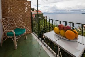 波西塔诺卡萨旺达住宿加早餐旅馆的阳台上的桌子上放着一盘水果
