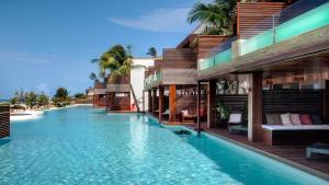 杰里科科拉艾森扎酒店的一座与度假村相连的建筑旁边的游泳池