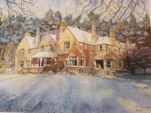 巴拉特Cambus O' May Hotel的雪中房屋的绘画